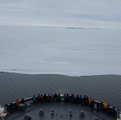 昭和基地沖の定着氷域に入りました