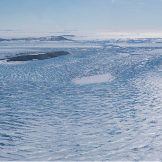 テーレン氷河における氷底湖探査
