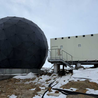 昭和基地の通信基盤　インテルサット通信設備の系切替作業