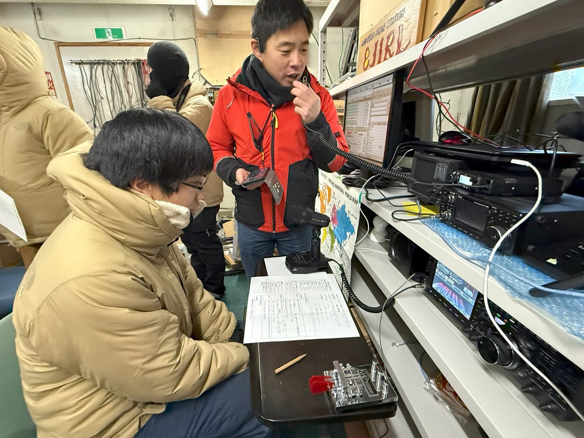 アマチュア無線の交信を行う観測隊員