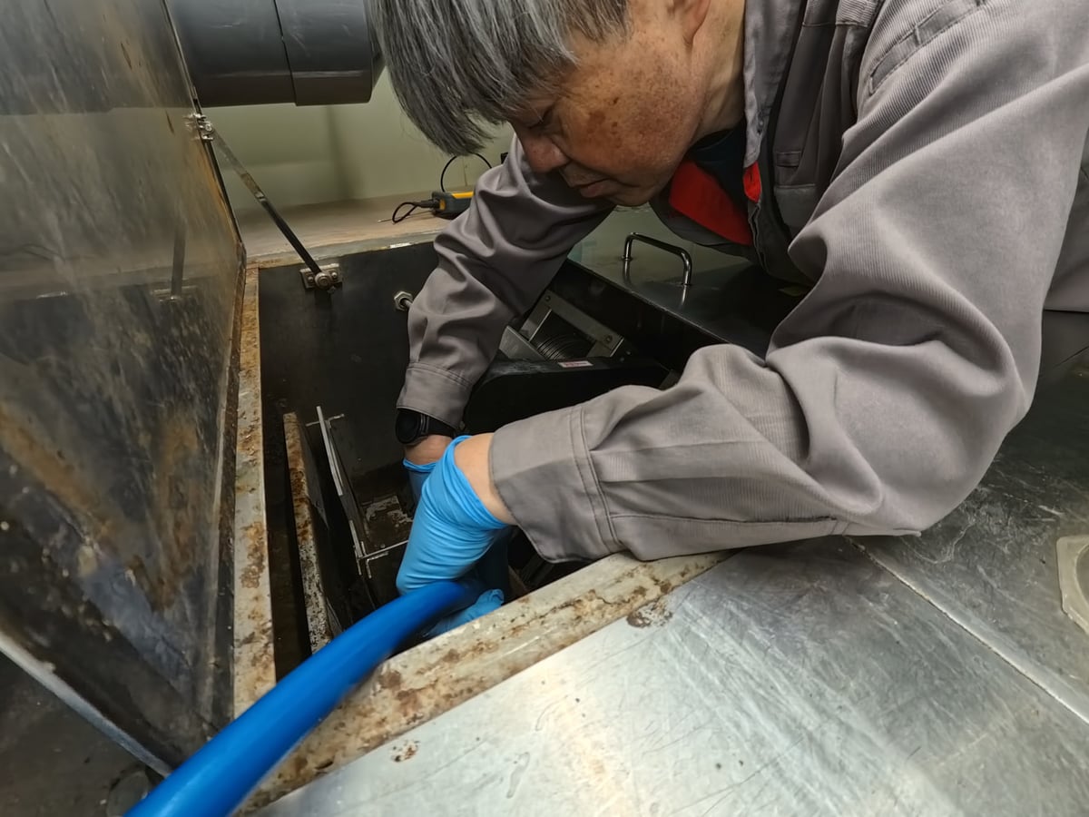 ユニットスクリーンの清掃作業中 撮影：JARE66 高妻潤一郎（2025年10月4日）