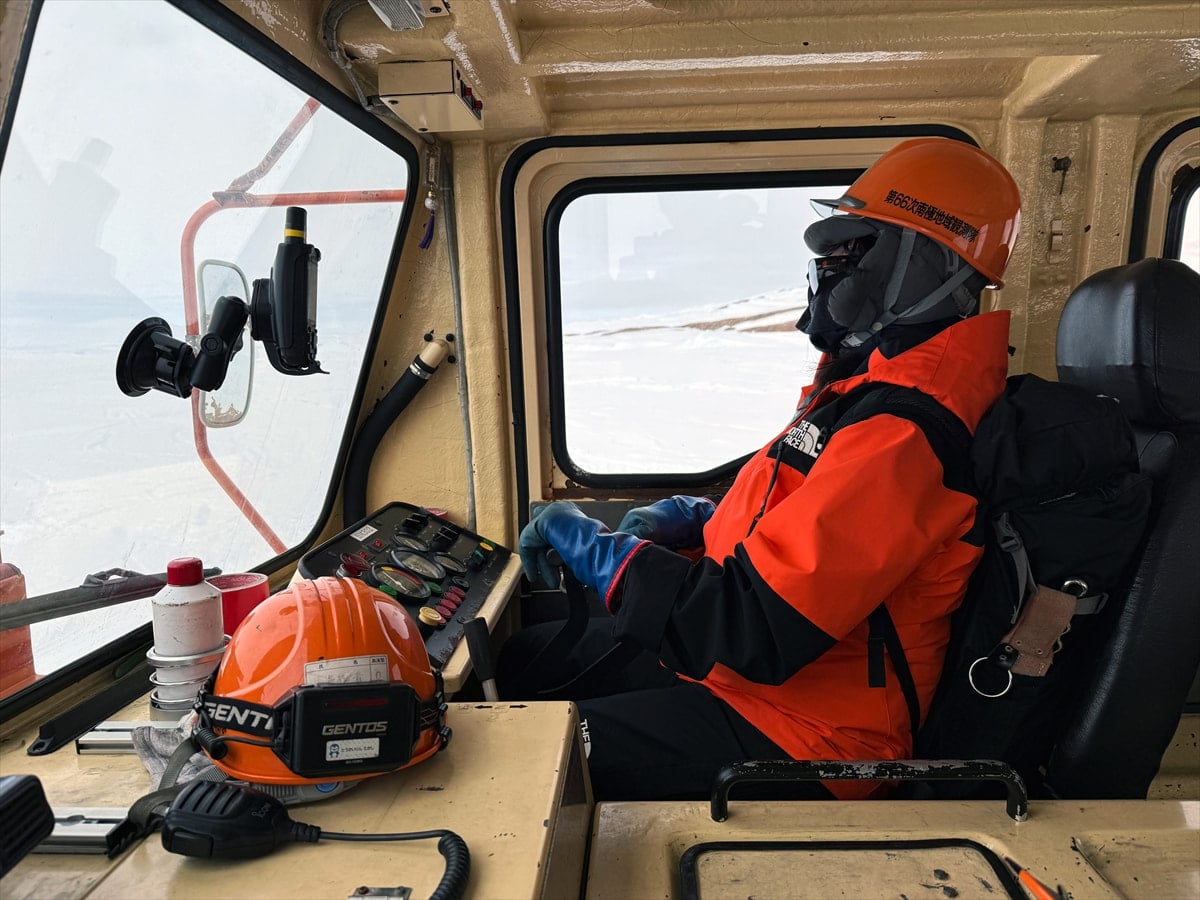 雪上車の運転席