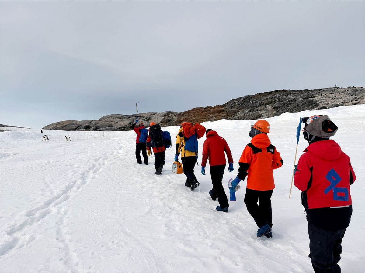 調査に向かう観測隊員