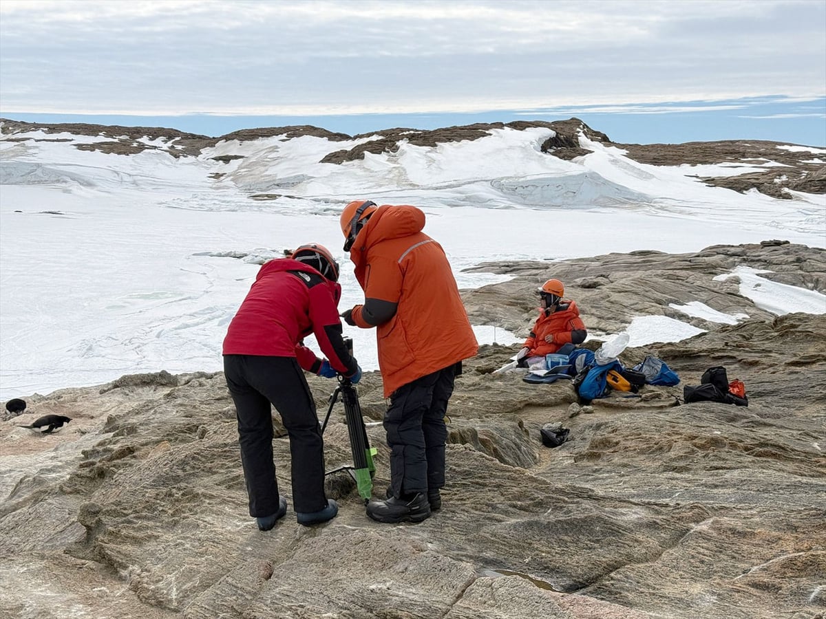 調査を行う観測隊員