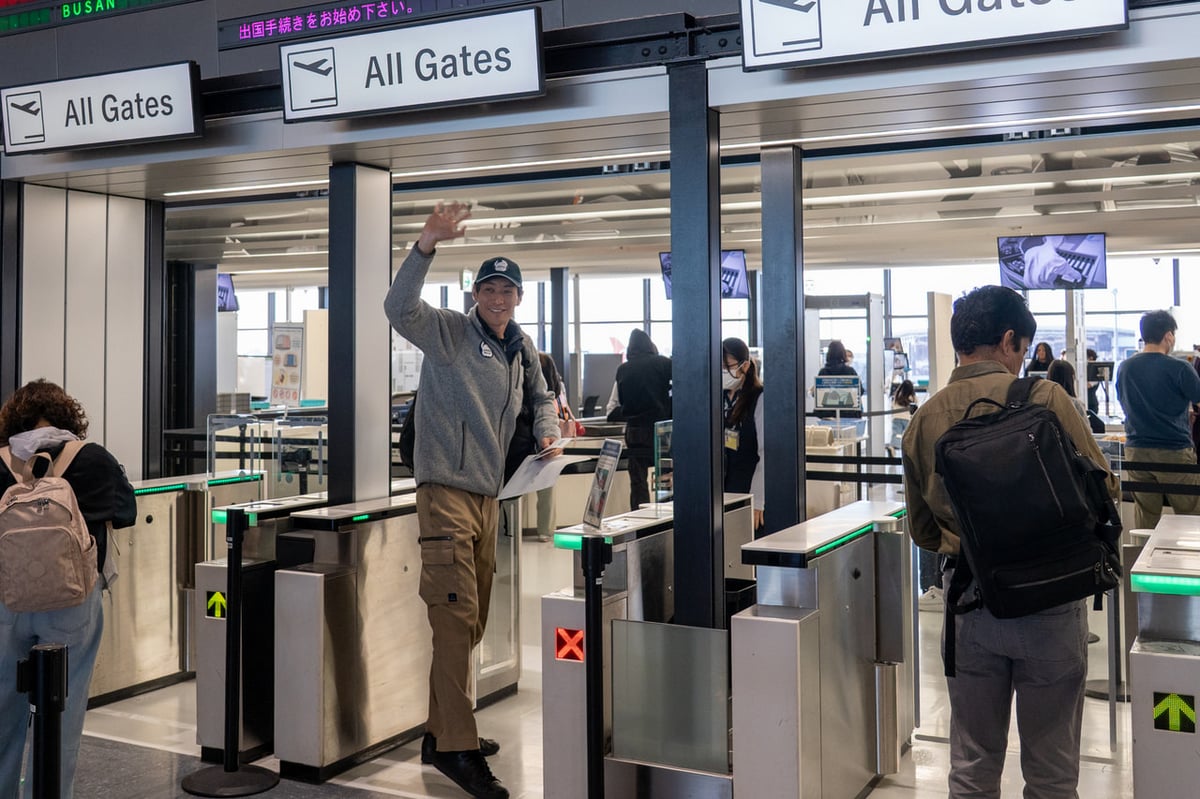 出発する隊員ら