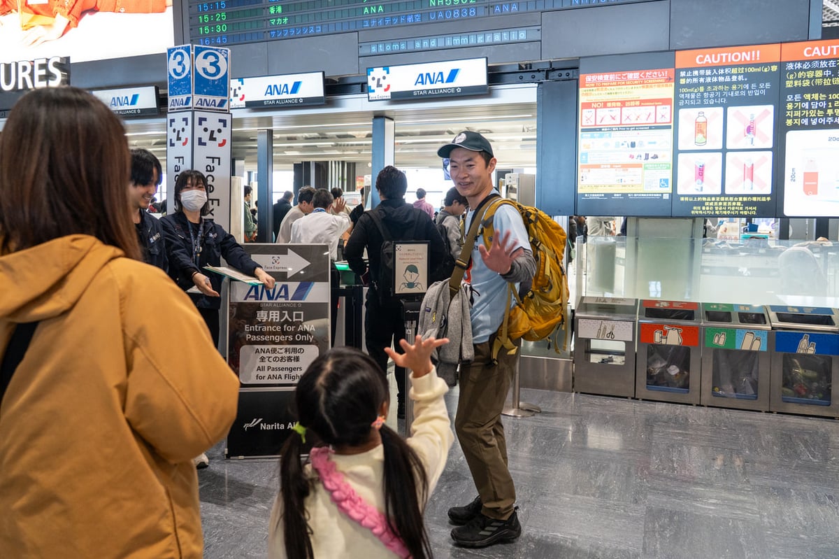 出発する隊員ら