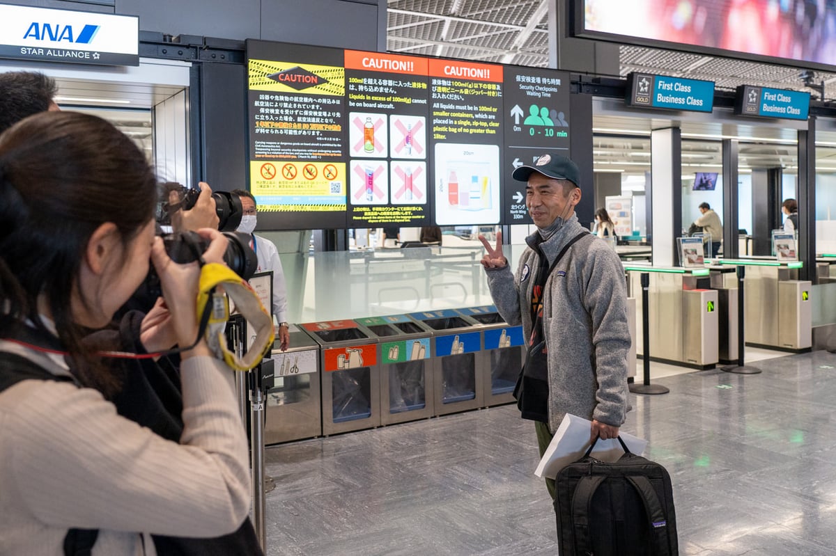 出発する隊員ら