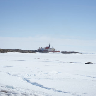 「しらせ」接岸