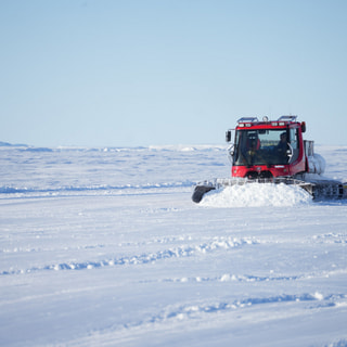 滑走路整備、食糧搬出