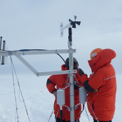 南極大陸上での観測機器のメンテナンス作業