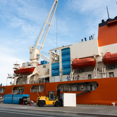 しらせへの物資搭載